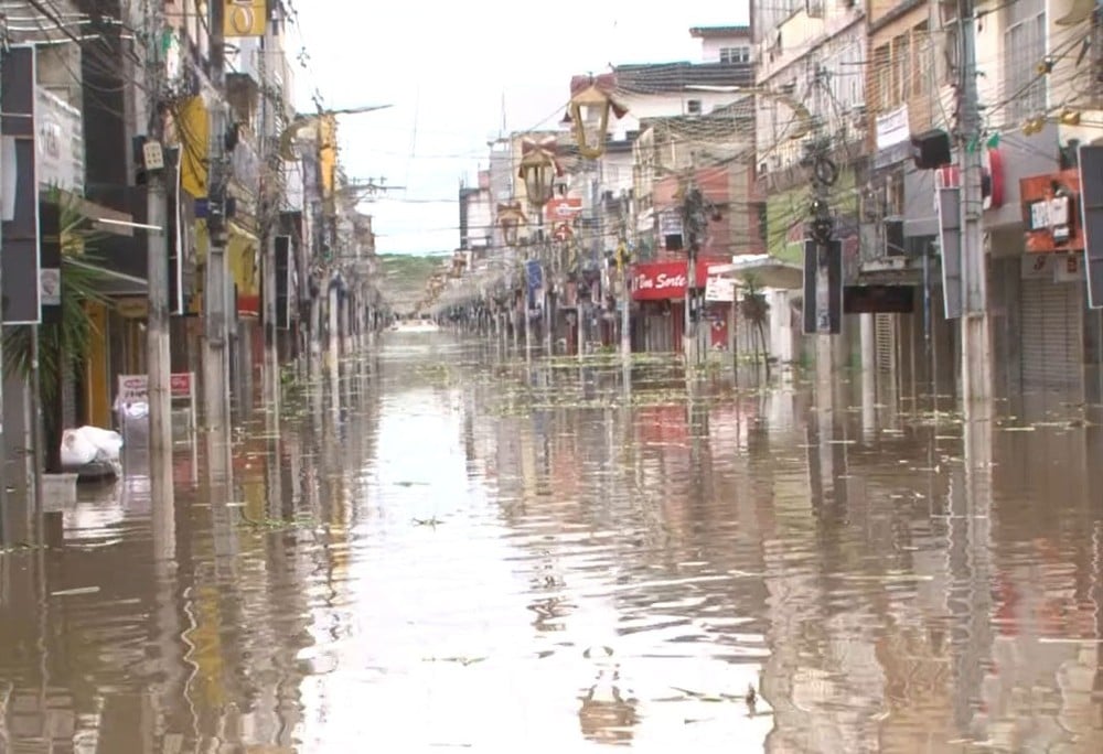 Após Rio Cachoeira subir 9 metros, nível da água começa a baixar e moradores contabilizam prejuízos em Itabuna — Foto: Reprodução/TV Bahia 