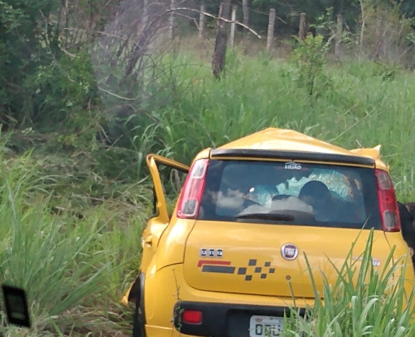 Ocupantes do Fiat Uno morreram durante acidente - Foto: Redes Sociais