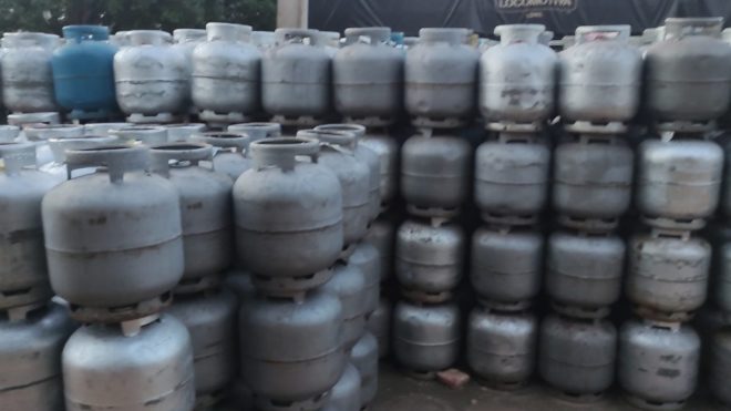 Botijões de gás apreendidos em pontos de venda clandestina - Foto: Divulgação/MP