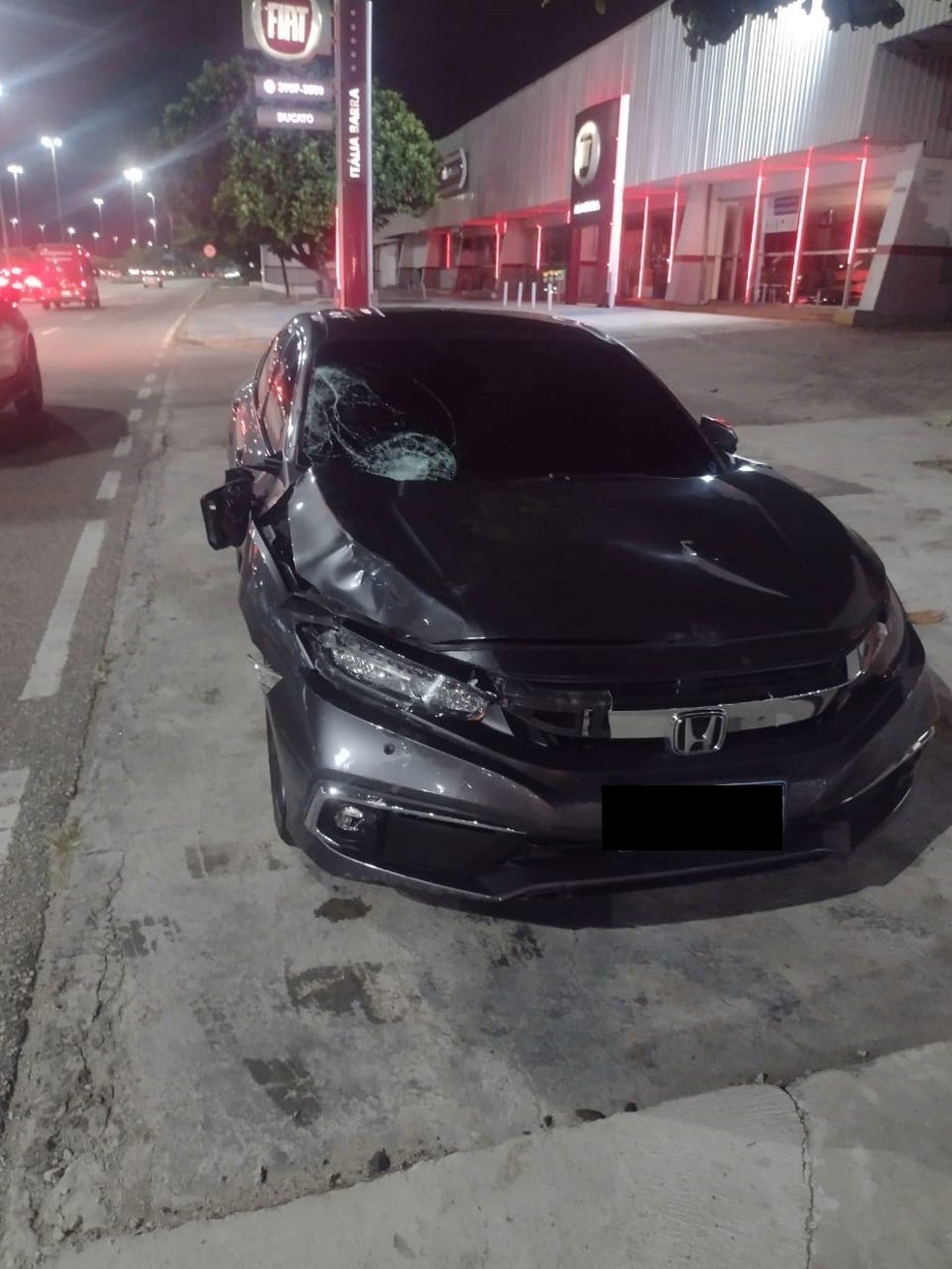 Carro de Ramon, lateral do Flamengo, após acidente que matou ciclista no Rio — Foto: Divulgação 