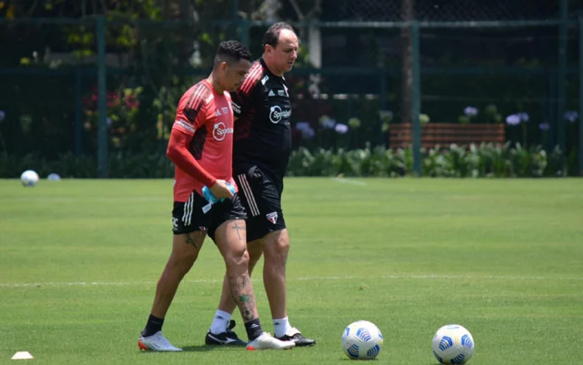 Rogério Ceni e Luciano no treino de domingo: volta do jogador ainda é incerta (Foto: Felipe Espindola/saopaulofc.net)