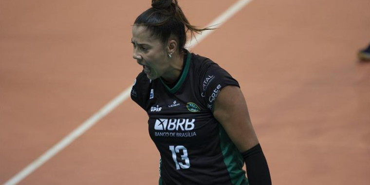 Ariane brilha e é a maior pontuadora da Superliga