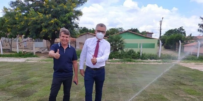Prefeito de Monsenhor Gil, João Luiz, visita Estádio Cariocão para conferir a implantação do Gramado