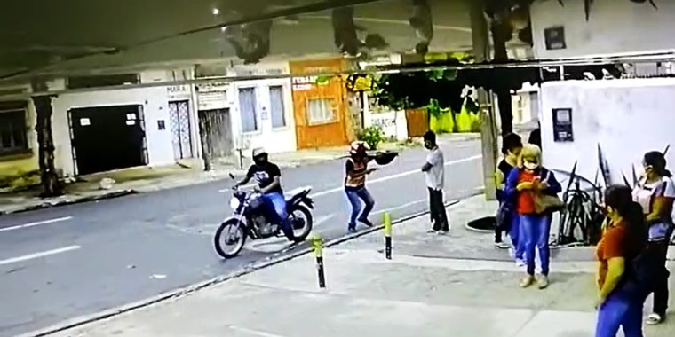 Vídeo flagra dupla fazendo arrastão em rua de delegacia em Teresina