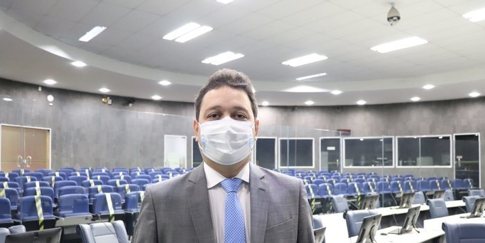 Educação deve ser serviço essencial e não poderá fechar, diz Evandro