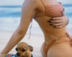 Luísa Sonza abre álbum de fotos em dia de praia com a cachorrinha 