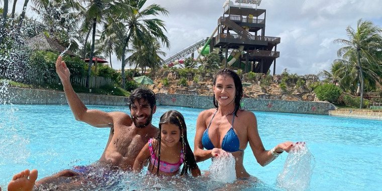 De férias, Deborah Secco e família se divertem no Beach Park