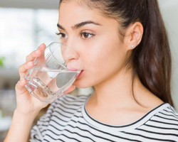 Começar o dia com um copo de água faz bem à saúde. Verdade ou mito?