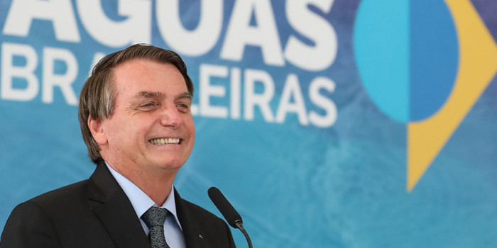 Bolsonaro diz que Brasil é exemplo contra Covid e critica governadores