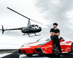Caio Castro transforma sua Ferrari de R$ 1,4 mi e posa com helicóptero