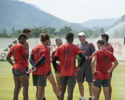 Escalação do Flamengo inicia trabalho com grupo completo; Arão na zaga
