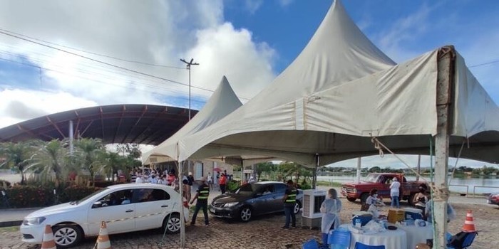 Idosos de 72 anos recebem vacina contra Covid-19 em Campo Maior