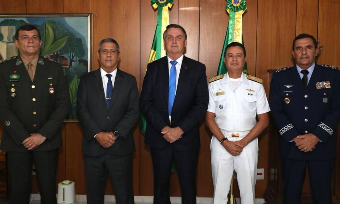 Ministro Braga Netto anuncia novos comandantes das Forças Armadas