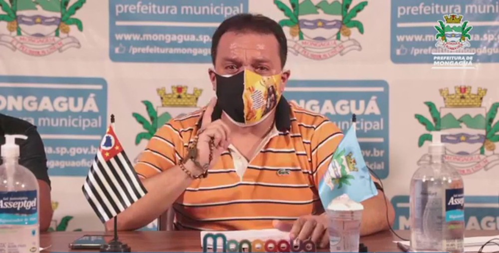 Prefeito Marcio Cabeça, de Mongaguá, se emocionou ao falar de pai e irmão mortos por Covid-19 — Foto: Reprodução/Facebook