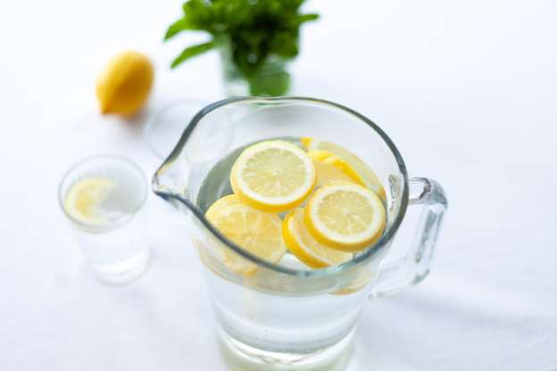 Benefícios de beber água com limão