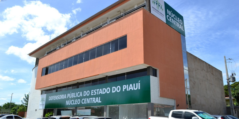 Idosos a pé encontram resistência para serem vacinados em drive thru