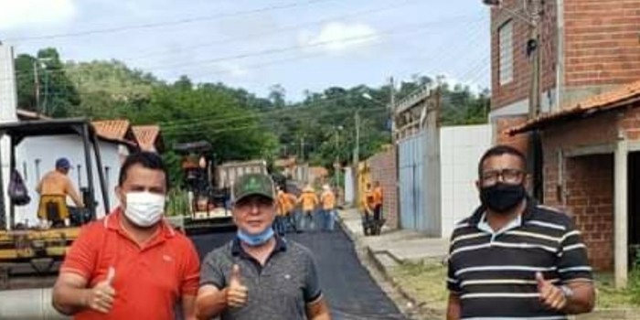Prefeito João Luiz acompanha obras de pavimentação asfáltica nos bairros de Monsenhor Gil