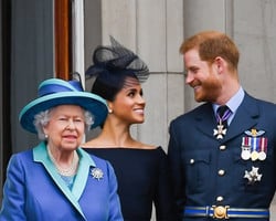 Rainha Elizabeth II se pronuncia após entrevista de Harry e Meghan