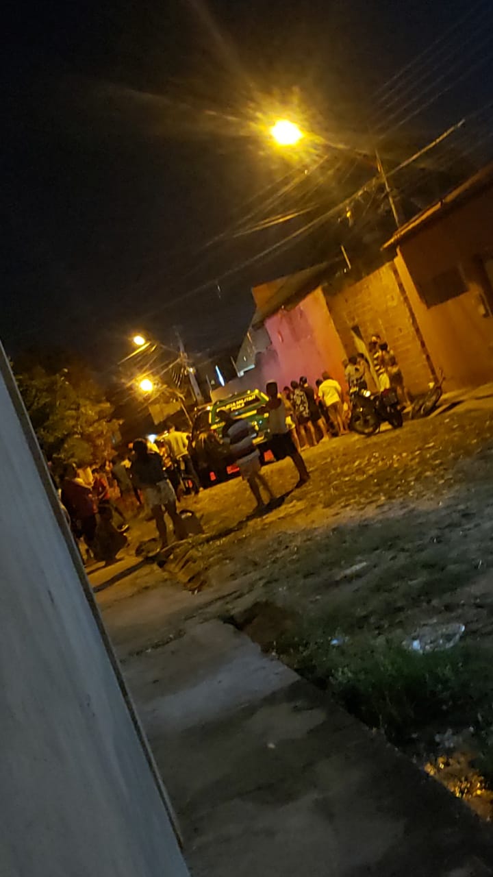 Assassinato de Victor atraiu a atenção de populares. Crédito: Reprodução Whatsapp