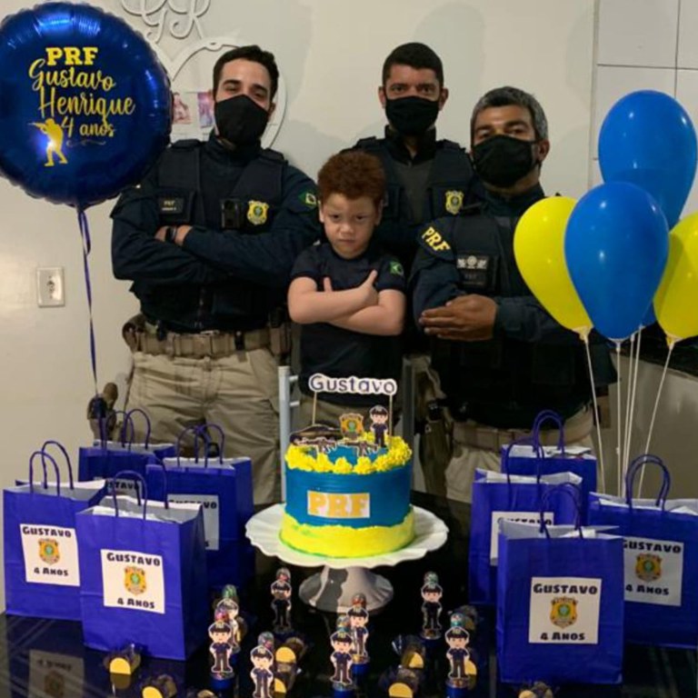 Garoto fã da PRF ganha festa de policiais em seu aniversário  de 4 anos- Foto: PRF