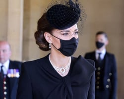 Kate vai a funeral com colar que foi usado por Diana