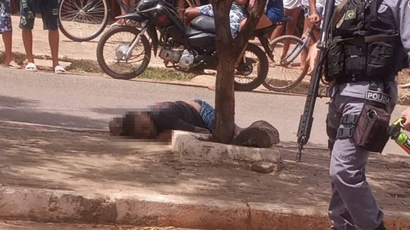 Vítima estava em via pública quando foi surpreendida e morta - Foto: Reprodução