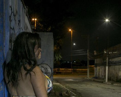 Mulheres que perderam emprego na pandemia recorrem à prostituição