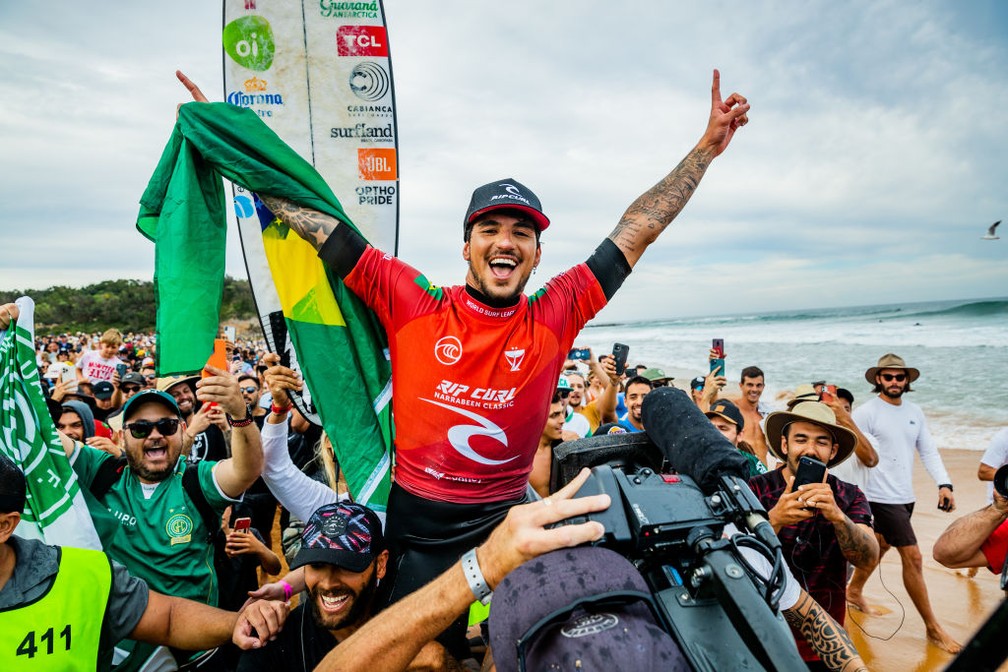 Gabriel Medina é campeão do Mundial de Surfe