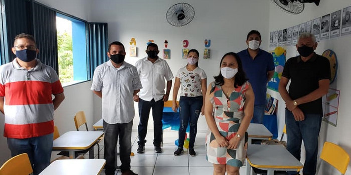 Prefeito recupera escola na zona rural