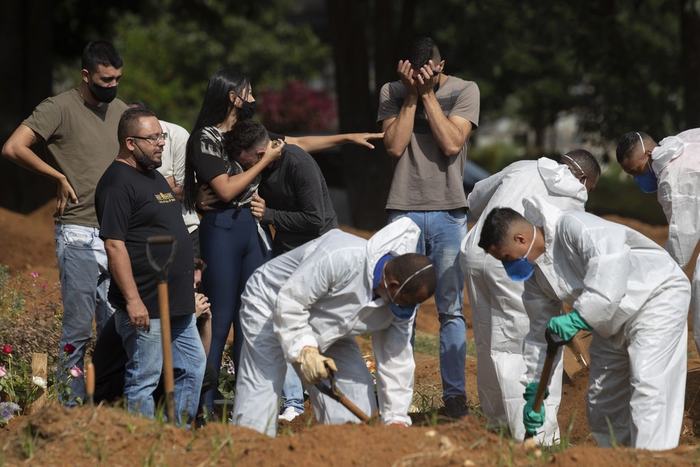 Família se despede de vítima da covid-19 em cemitério 