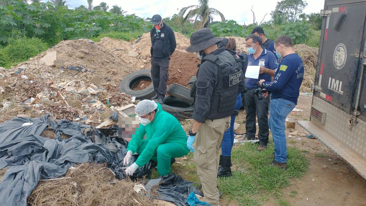 Corpo é encontrado com marcas de tiros e pauladas em terrreno em Teresina (Foto: Kilson Dione/Portal Meio Norte)