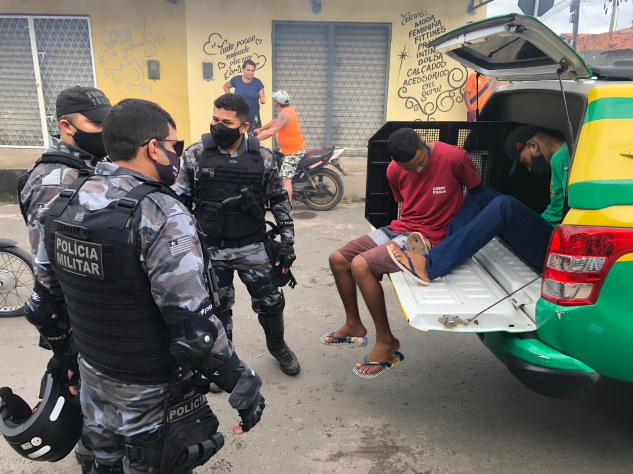 Acusados de assalto são presos em flagrante na zona Norte de Teresina (Foto: Divulgação/ PM)