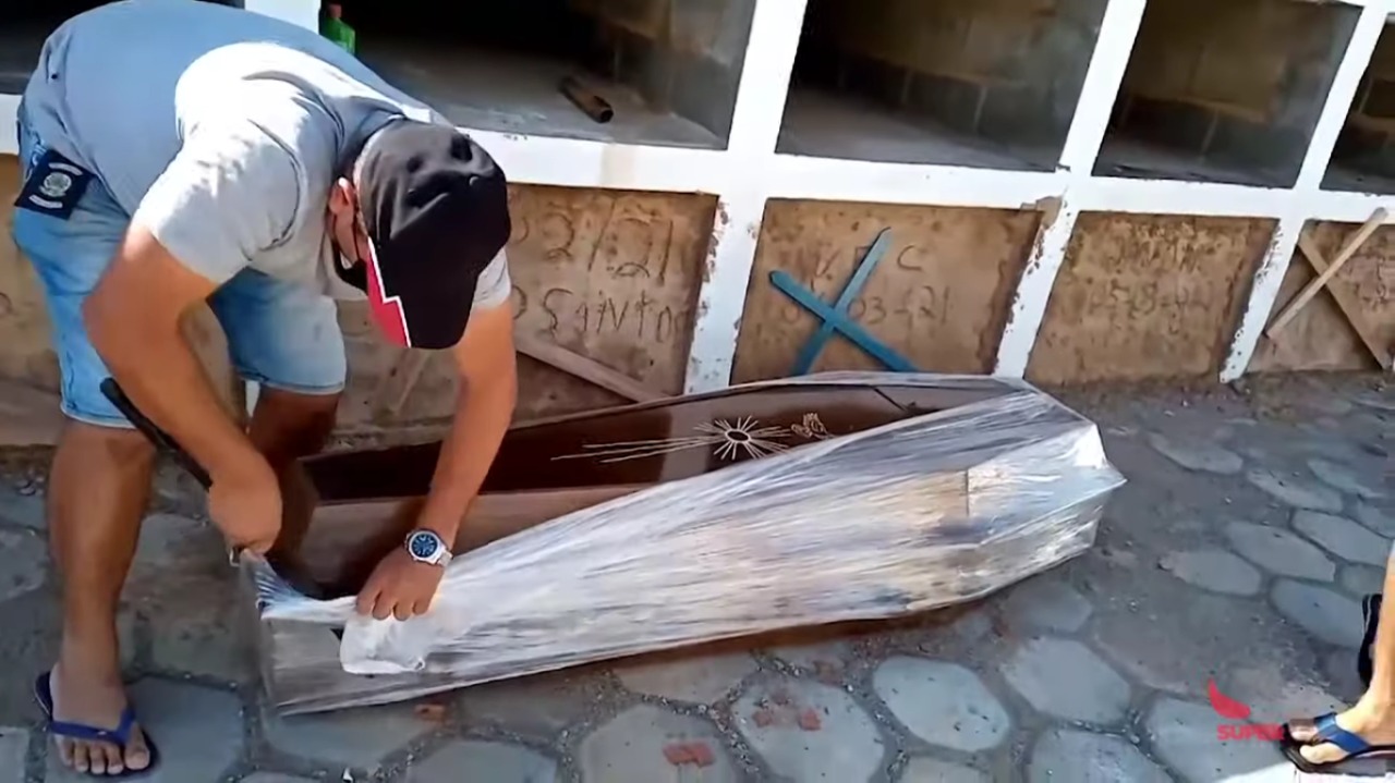 Vereador será investigado após abrir caixão lacrado em cemitério