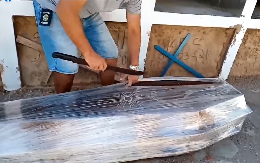 Vereador será investigado após abrir caixão lacrado em cemitério