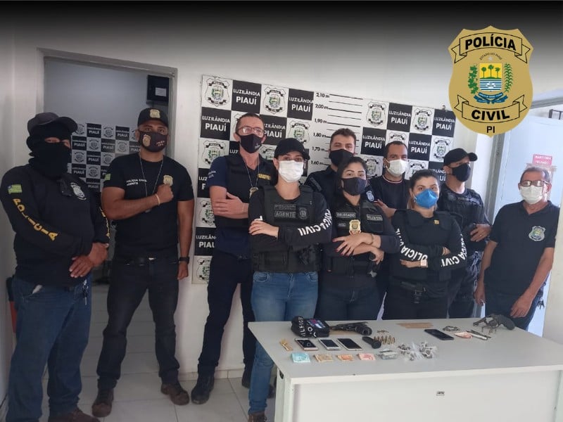 Agentes que atuaram durante o cumprimento das buscas e das apreensões na residência (Foto: Divulgação)