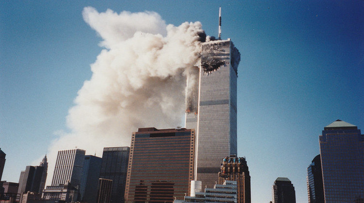 Foto mostra momento em que uma das torres foi atingida. (Foto: Liam Enea - Flickr)