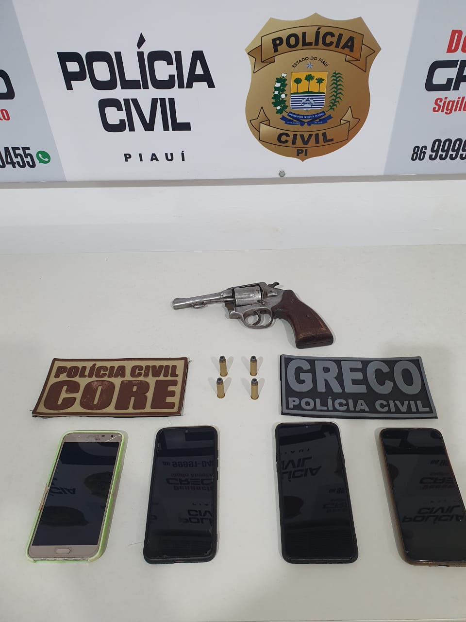 Celulares e arma foram apreendidos na operação - Foto: Divulgação/Greco