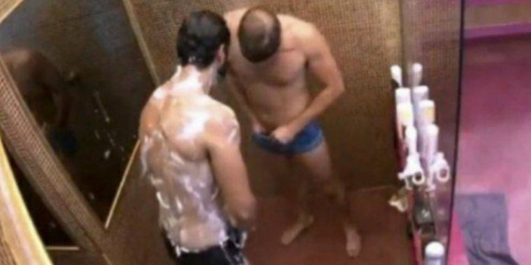 Durante o banho, Caio mostra machucado no pênis para Rodolffo