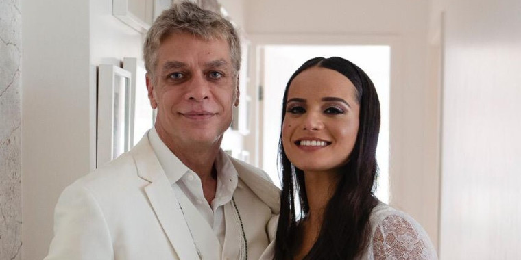 Fabio Assunção e a mulher deixam a maternidade com a filha, Alana