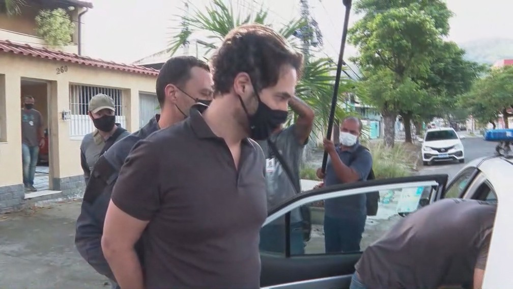 Casal foi conduzido pela Polícia do Rio (Foto: Reprodução TV Globo)