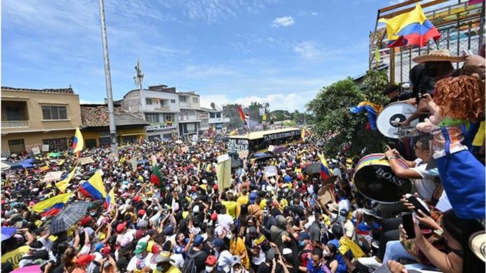 Os protestos se intensificaram após os confrontos com as forças de segurança pública — Foto: Getty Images/BBC