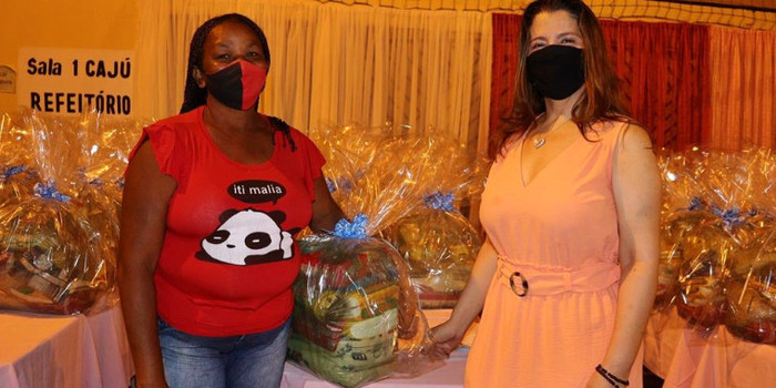 Íris Moreira realiza entrega cestas para famílias carentes
