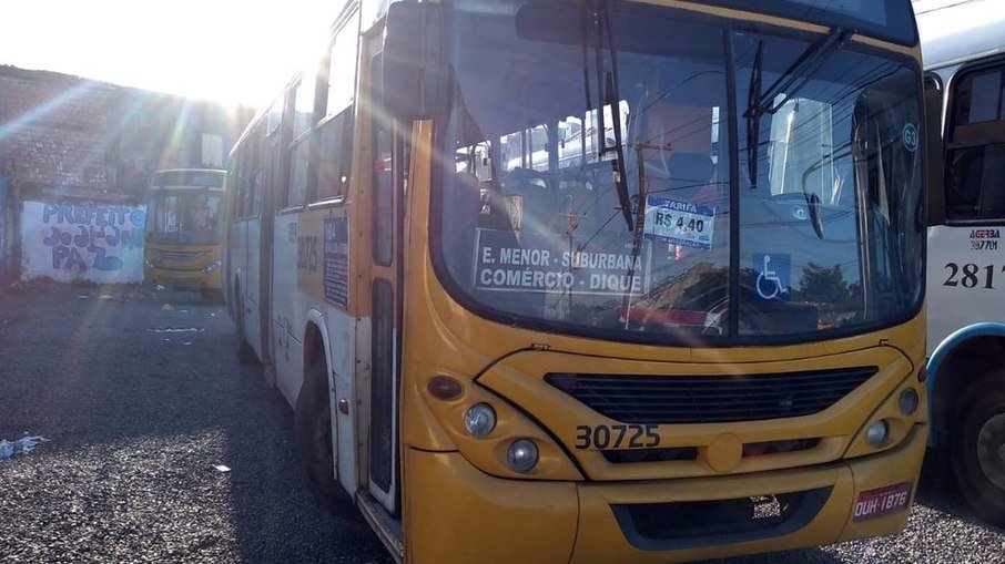 Ônibus quer foram vítimas de assaltos. (Foto: Rildo de Jesus-TV Bahia)