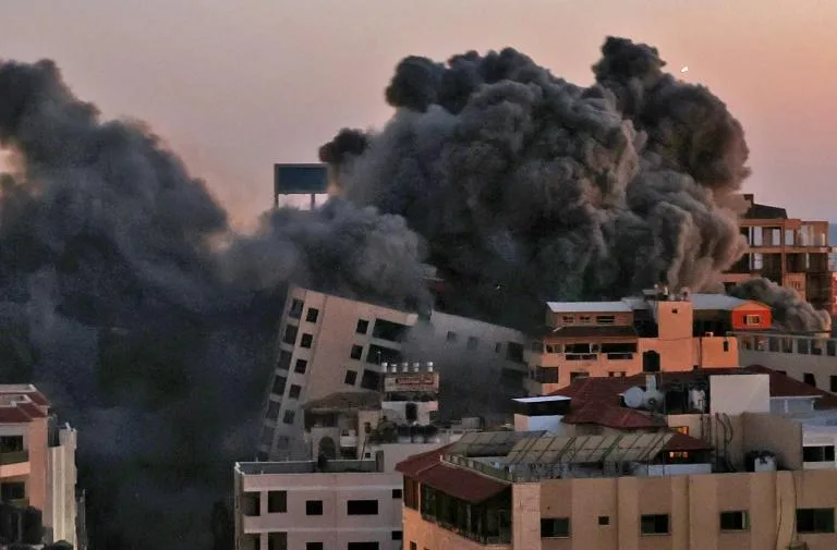 A fumaça sobe após um ataque aéreo israelense ao complexo de Hanadi, na Cidade de Gaza, controlado pelo movimento palestino Hamas, em 11 de maio de 2021- Foto: AFP