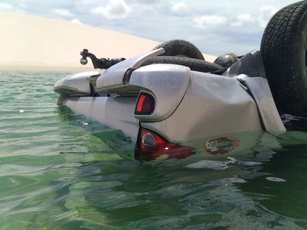 Caminhonete capota nas dunas dos Lençóis Maranhenses (Foto: Divulgação/Redes sociais)