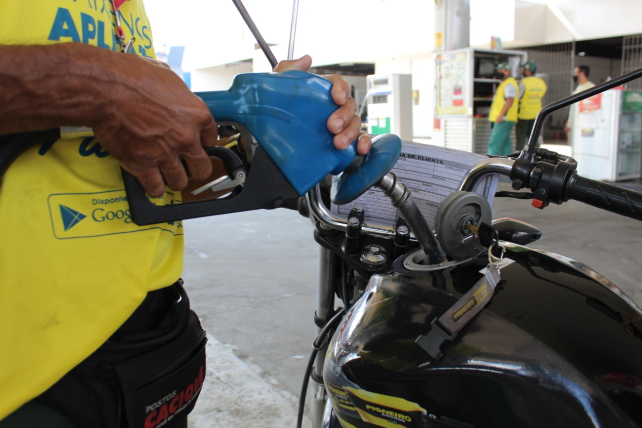 Preço da gasolina disparou nas bombas. Crédito: Lucrécio Arrais.
