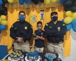PI: garoto fã da PRF ganha festa com a presença de policiais no aniversário