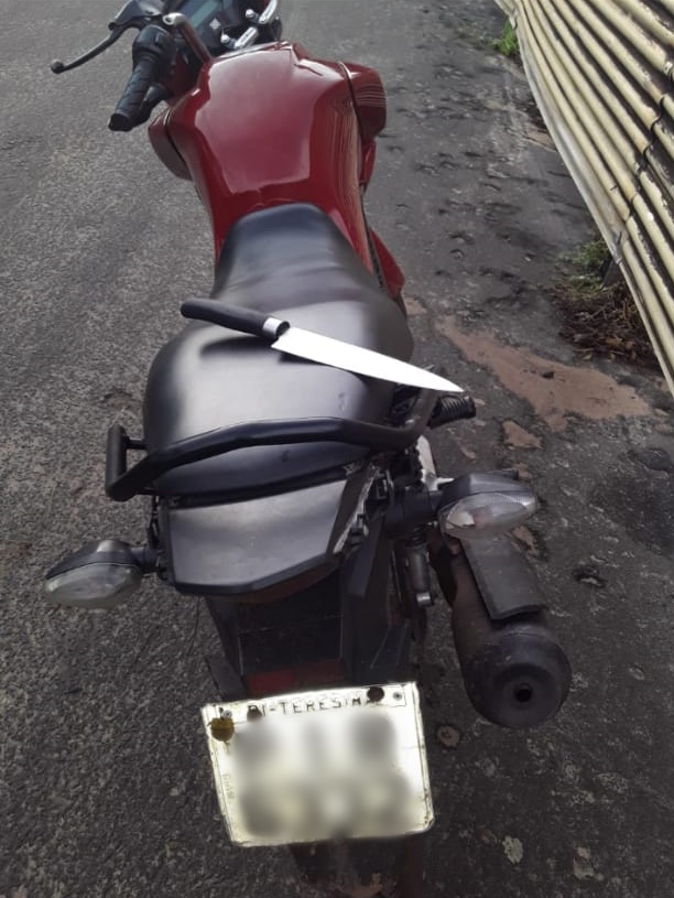 Motocicleta do acusado e a arma utilizada no crime - Foto: Divulgao/PM