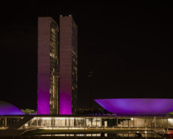 Senado recebe cor roxa da Porfiria por iniciativa do senador Romário 