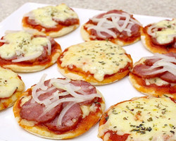 Aprenda uma receita fácil de mini-pizza caseira